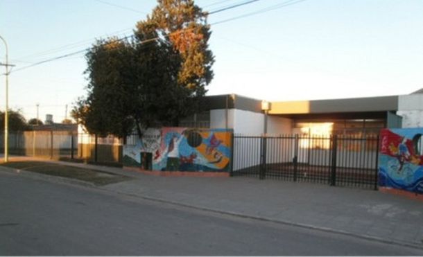 Un chico de 14 años atacó a palazos a una preceptora