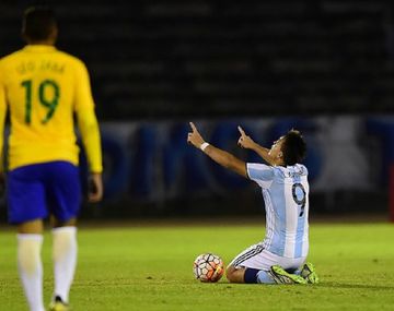 Lautaro Martínez festeja el gol que le dio una chance a la Sub 20