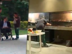 Tira el centro, cabecea, prepara el asado: el video de Triaca con la empleada