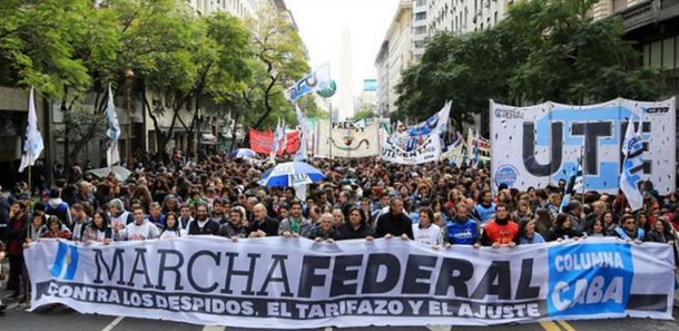 Tras la masiva Marcha Federal, el Gobierno convocó a las dos CTA