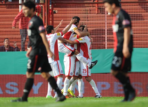 Argentinos fue efectivo y superó a un apático Colón