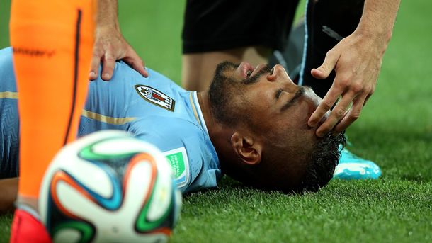 Mirá el tremendo rodillazo en la cabeza de un jugador uruguayo