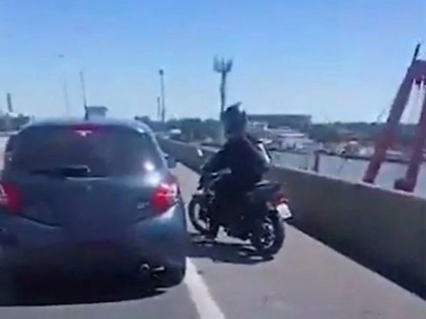 Video: un motociclista y el conductor de un auto se pelearon en la Autopista Buenos Aires-La Plata