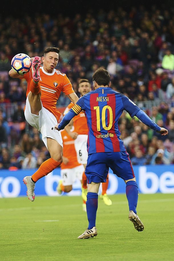 El mediocampista disputando un balón con Messi