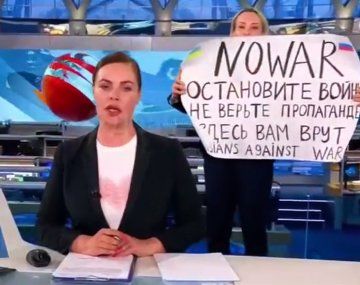 Una periodista irrumpió en un noticiero ruso para protestar contra la guerra y fue arrestada