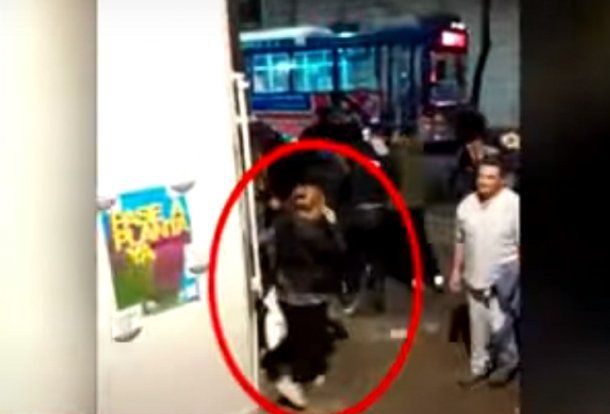 El video que muestra a la novia de Sabag Montiel cerca de él cuando a atacó a Cristina Kirchner