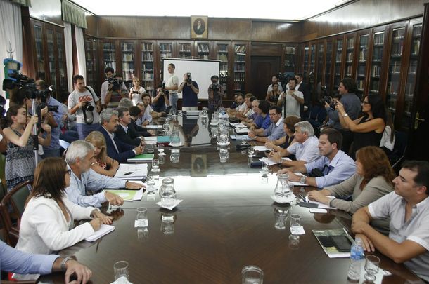 La Provincia ratificó que analiza por decreto dar el aumento a los docentes