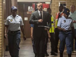 pistorius ya abandono la prision y comienza a cumplir arresto domiciliario pistorius ya abandono la prision y comienza a cumplir arresto domiciliario