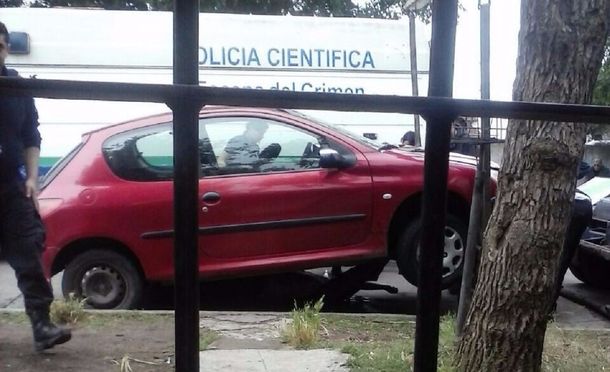 El auto con el que atropelló y arrastró por más de un kilómetro a la víctima