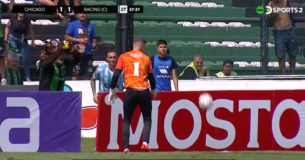 La insólita pelea viral entre el arquero de Racing de Córdoba y la mascota de Nueva Chicago