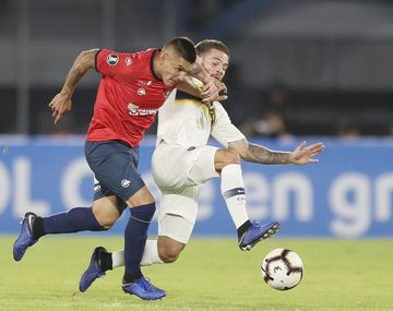 Nahitan Nández pelea por la pelota