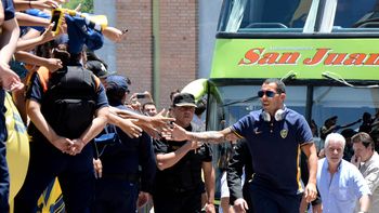 carlos tevez solidario: dono 50 mil pesos a una fundacion de san juan carlos tevez solidario: dono 50 mil pesos a una fundacion de san juan