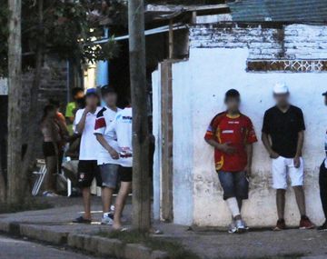Estrella del fútbol argentino juega con una bala en la espalda