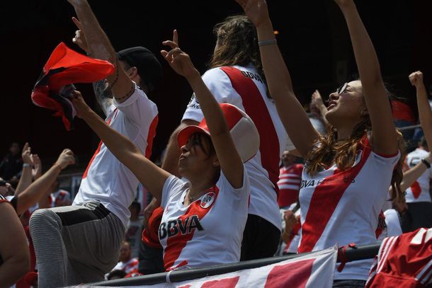River y Boca ya están camino al Monumental: así los esperan los hinchas
