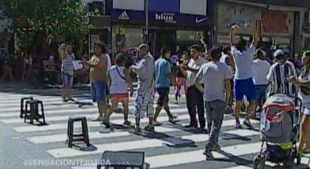 Manteros de Once vuelven a cortar la avenida Pueyrredón