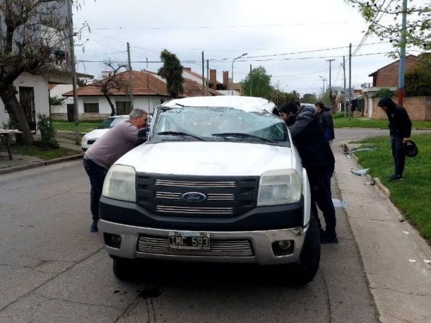 El conductor de la camioneta logró salir por una ventana del vehículo