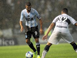 Lisandro López encara a Ramiro Cabrera bajo una lluvia torrencial Lisandro López encara a Ramiro Cabrera bajo una lluvia torrencial