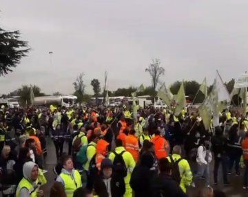 Piquete en el peaje de Zárate: trabajadores cortan la Ruta 12 por una protesta
