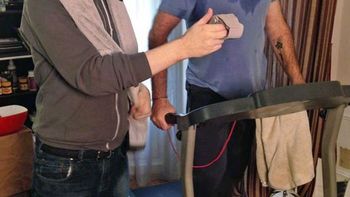 insolito: julian assange y eric cantona se preparan para el mundial de contrainteligencia insolito: julian assange y eric cantona se preparan para el mundial de contrainteligencia