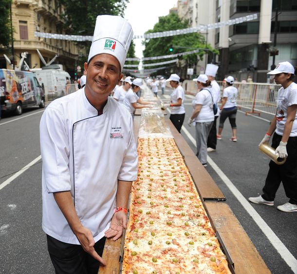 Nuevo récord: Prepararon una pizza de 500 metros sobre Avenida de Mayo