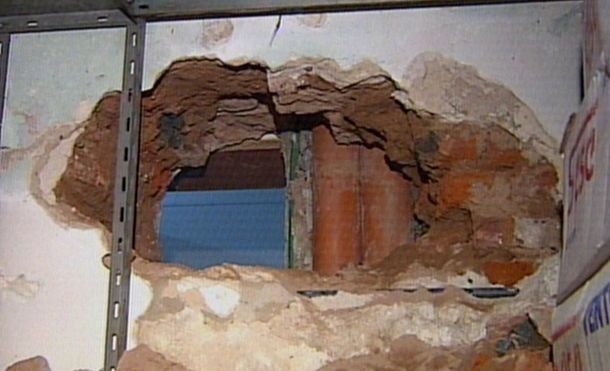 El boquete hecho en uno de los comercios