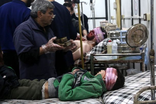 Ataque químico en Siria deja al menos 100 muertos, entre ellos 25 niños