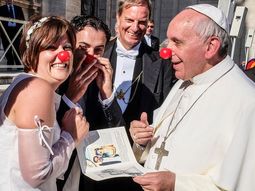 Otro gesto del Papa Francisco: se puso una nariz de payaso