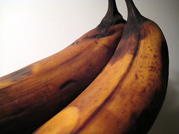¿Cómo hacer que la banana mantenga su color y no se ponga oscura?