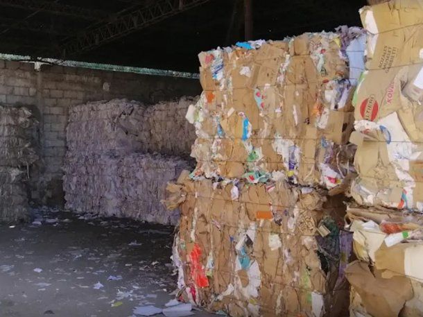 Mendoza: un operario cayó a una prensa en una recicladora y murió compactado