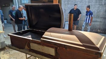 un brindis poco convencional: el asado de fin de ano en una fabrica de ataudes que es viral un brindis poco convencional: el asado de fin de ano en una fabrica de ataudes que es viral