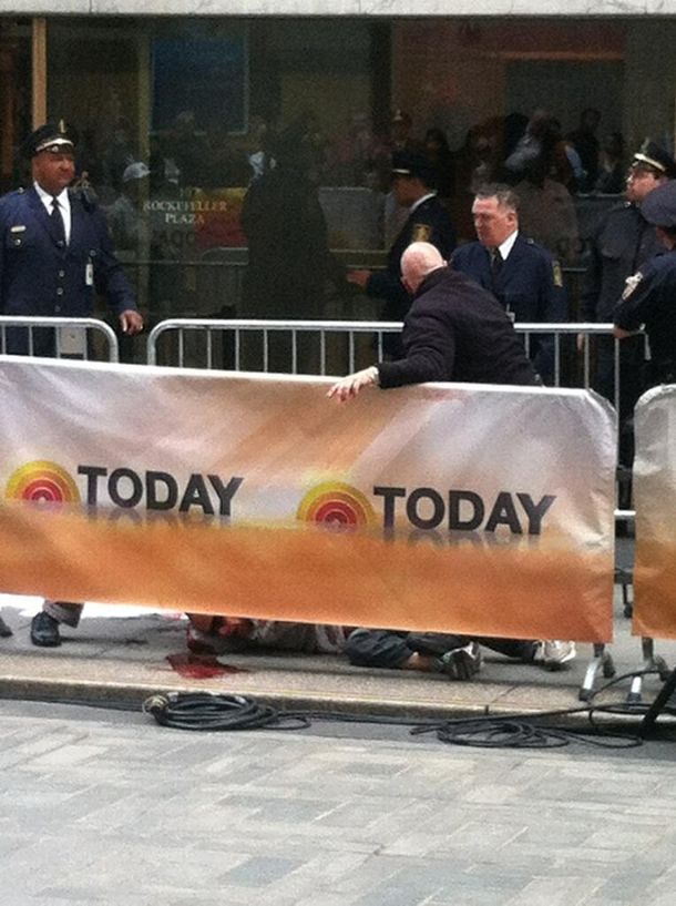 El hombre intentó quitarse la vida frente a las cámaras