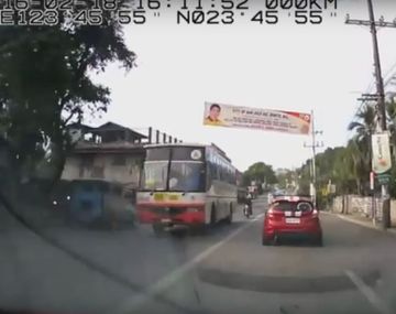 VIDEO: Terrible accidente en moto por culpa de una pelota