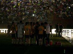 Jugadores de Brasil esperaban que regrese la electricidad durante un partido ante Venezuela por las Eliminatorias del Mundial de Rusia 2018 en el estadio Metropolitano de la ciudad de Mérida