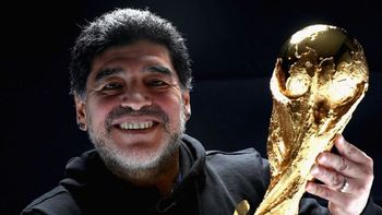 Diego Maradona y la copa del mundo, juntos Diego Maradona y la copa del mundo, juntos