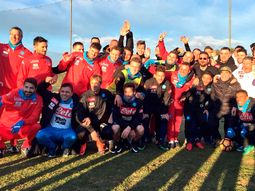 Maradona, rodeado de los jugadores del Nápoli Maradona, rodeado de los jugadores del Nápoli