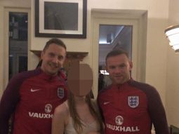 Wayne Rooney junto a la novia de la boda en la que se infiltró