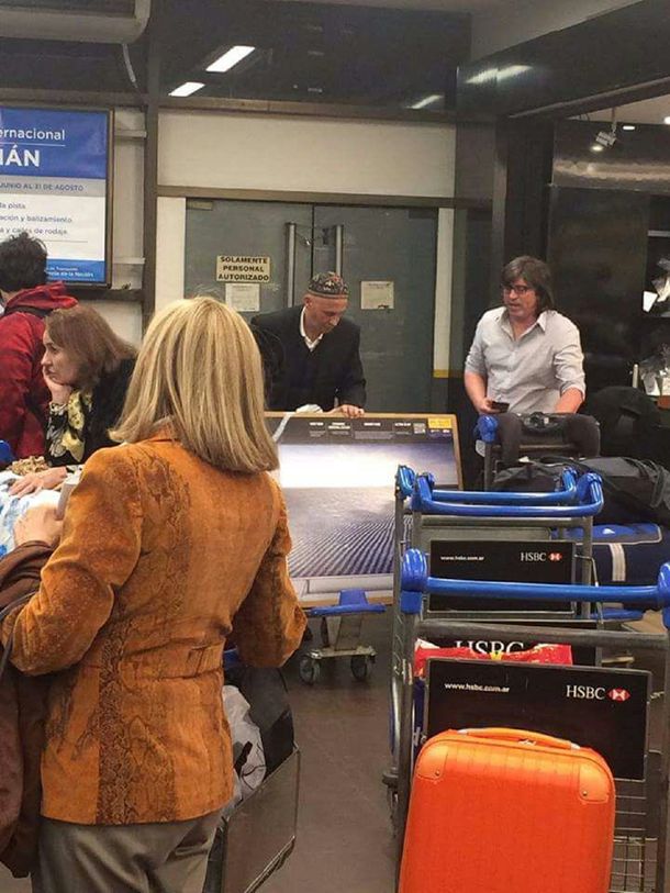 El Rabino Bergman cargando uno de los LED de 55 que compró en Chile