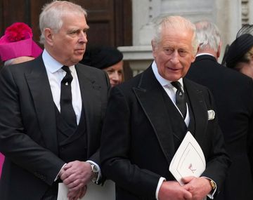 Aseguran que el rey de Inglaterra podría tener que abdicar por el escándalo Epstein
