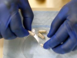 Usan materia fecal encapsulada para curar pacientes