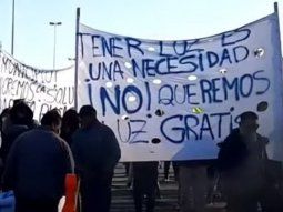 Vecinos sin luz cortaron la autopista Ricchieri