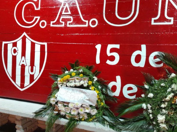 Pusieron coronas fúnebres en la puerta del estadio de Unión