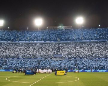 La espectacular bandera argentina en la tribuna de La Bombonera