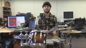 un baterista de tres brazos: dos de carne y hueso y uno robotico un baterista de tres brazos: dos de carne y hueso y uno robotico