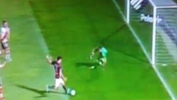una ayudita: mira la insolita jugada en la que le anularon un gol a colon ante river una ayudita: mira la insolita jugada en la que le anularon un gol a colon ante river