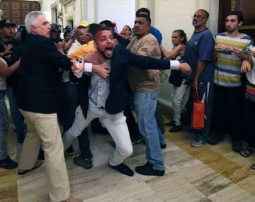 Grupos chavistas invadieron este domingo el Parlamento, ante las acusaciones contra Maduro