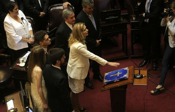 Juraron los 24 senadores electos en una sesión especial