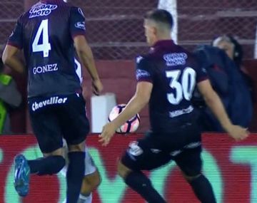 La imagen es clara: la pelota da en la mano del jugador de Lanús
