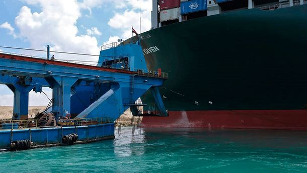 Reflotaron parcialmente el barco encallado en el canal de Suez