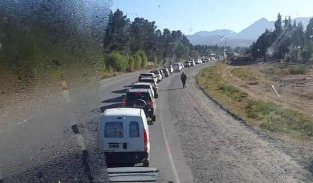 Fila de autos en la ruta 40 rumbo a San Carlos de Bariloche. Foto: @andresraz7