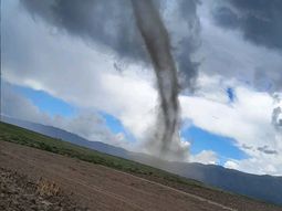 alerta meteorologica en catamarca por un tornado en aconquija: los videos registrados por los vecinos alerta meteorologica en catamarca por un tornado en aconquija: los videos registrados por los vecinos